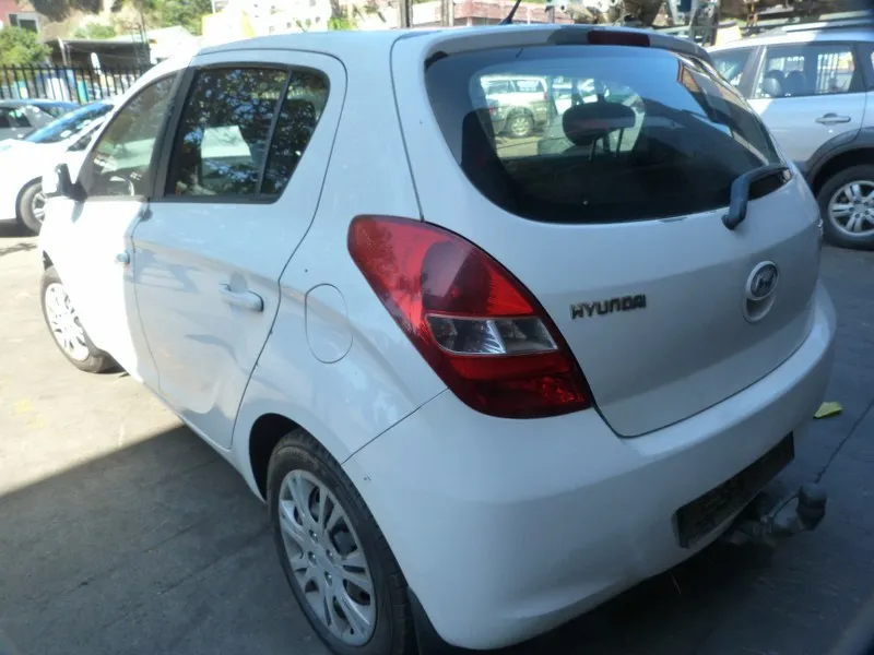2011 Hyundai i20 G4FA view 7