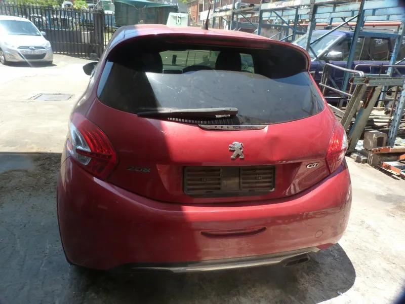 2013 Peugeot 208 10F view 6