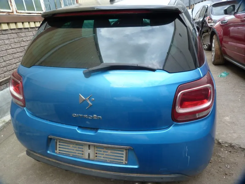 2015 Citroën DS3 10FJ view 4
