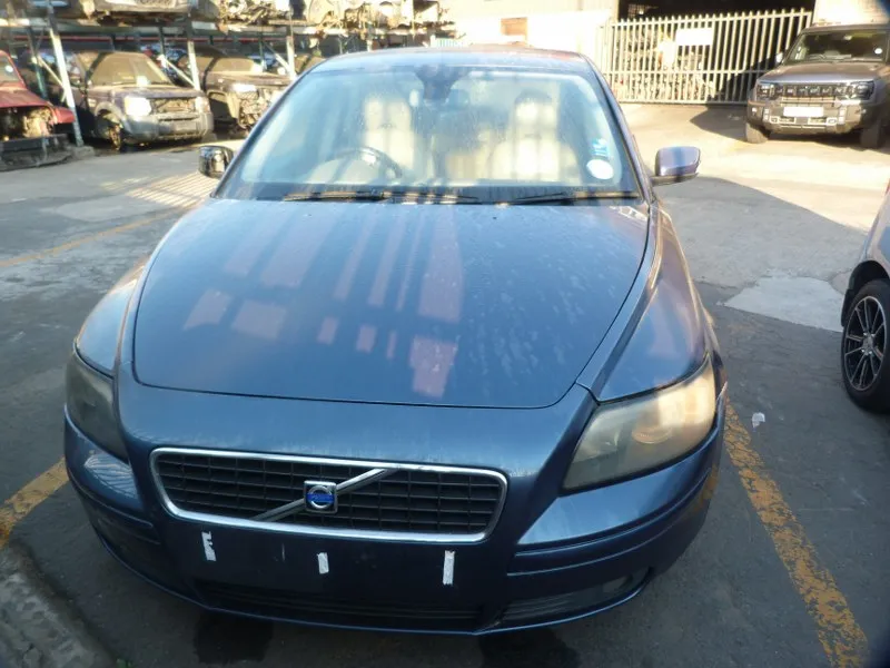 2005 Volvo S40 B5254T view 2