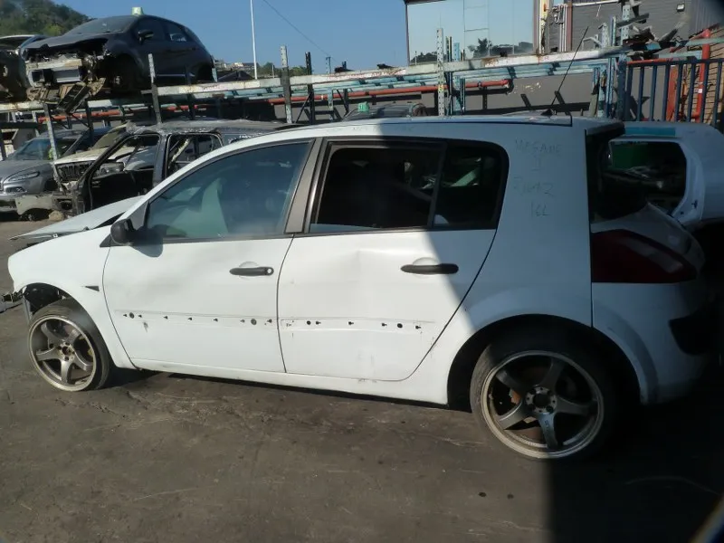 2004 Renault Megane 4KM view 5