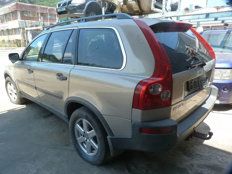 2005 Volvo XC90 B5254T view 8
