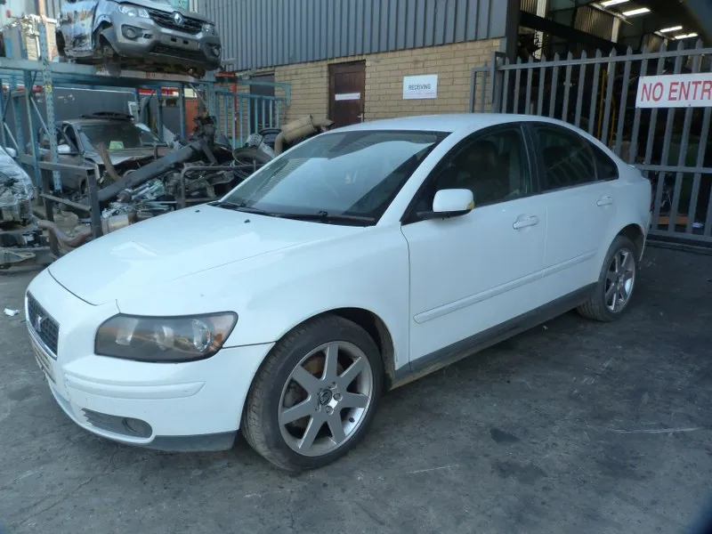 2004 Volvo S40 B5254T3 view 4