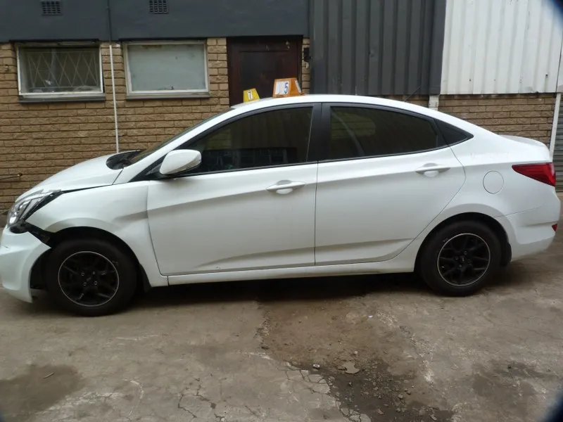 2015 Hyundai Accent view 4