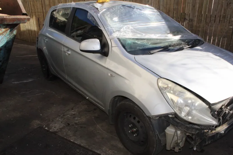 2010 Hyundai i20 G4FC view 3