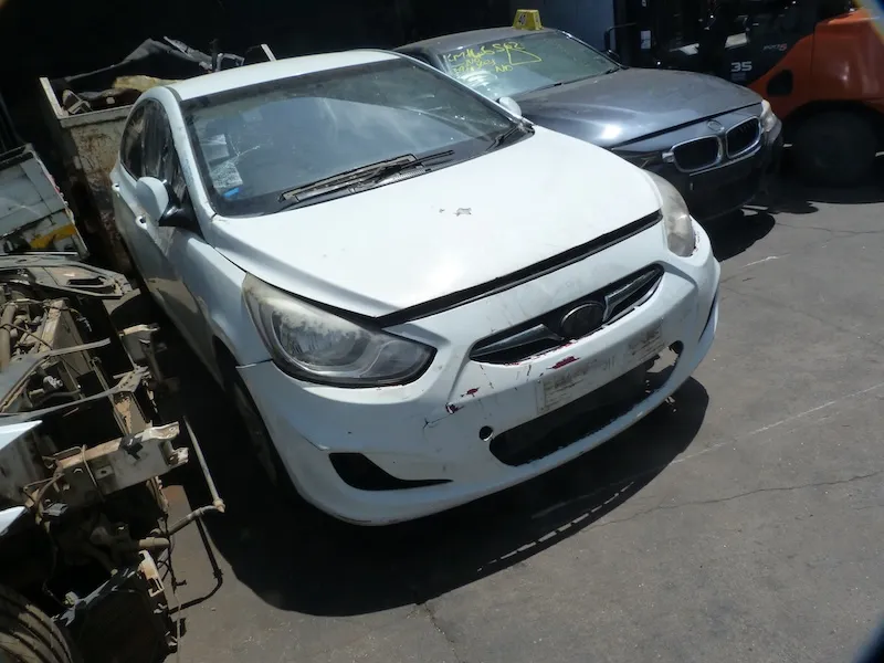 2012 Hyundai Accent G4FC view 3