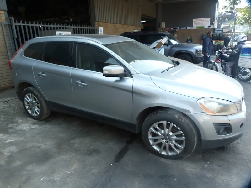 2010 Volvo XC60 B304T2 view 2