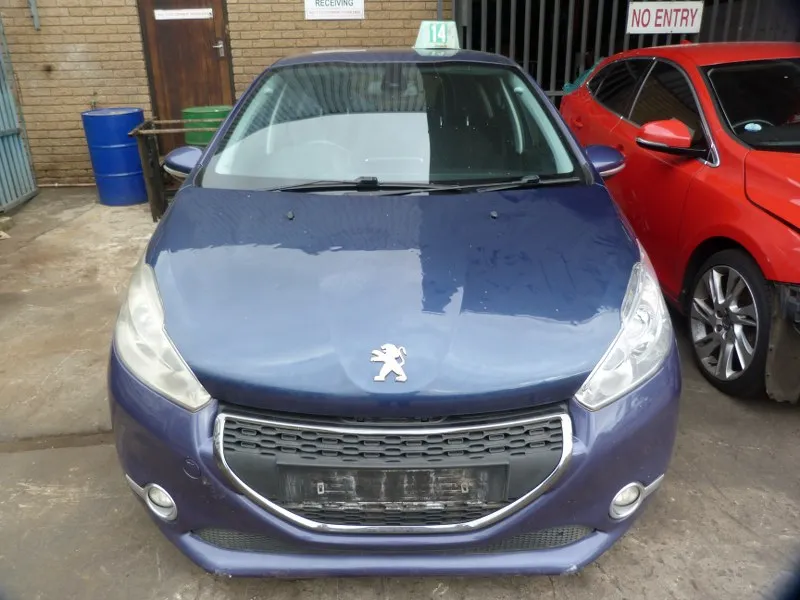 2012 Peugeot 208 10FH view 2