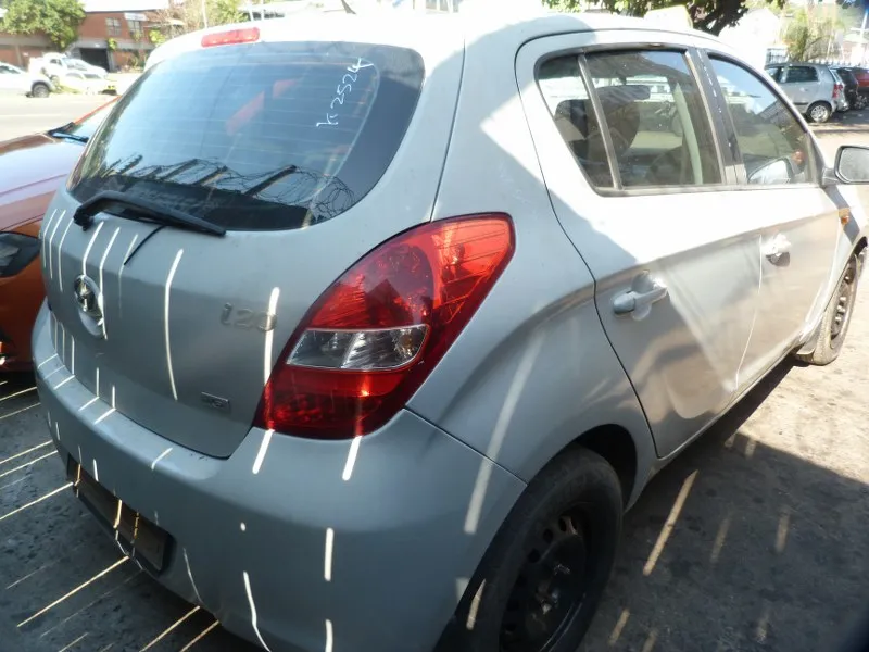 2012 Hyundai i20 G4FC view 5