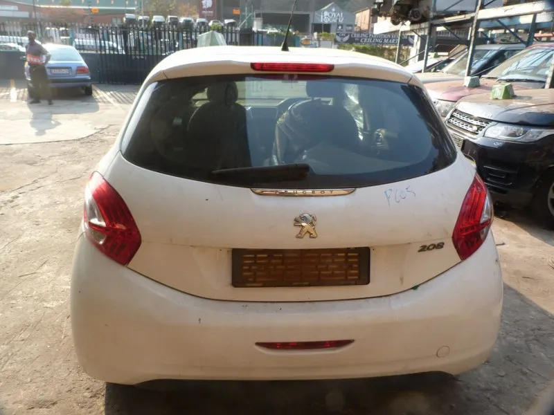 2013 Peugeot 208 10B view 6