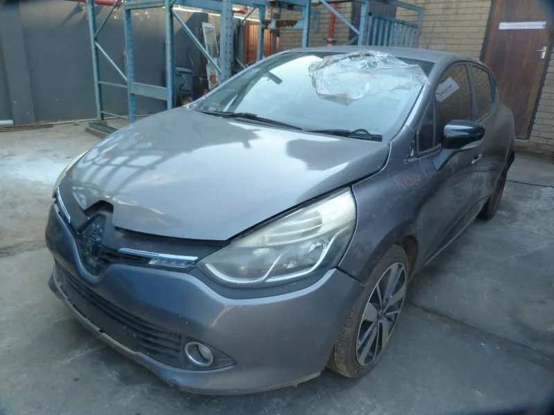 2014 Renault Clio 900T view 3