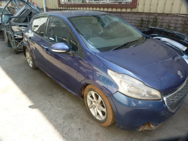 2013 Peugeot 208 thumbnail 3
