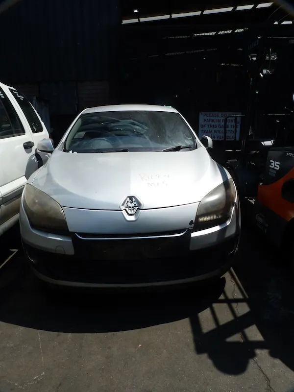 2013 Renault Megane  view 2