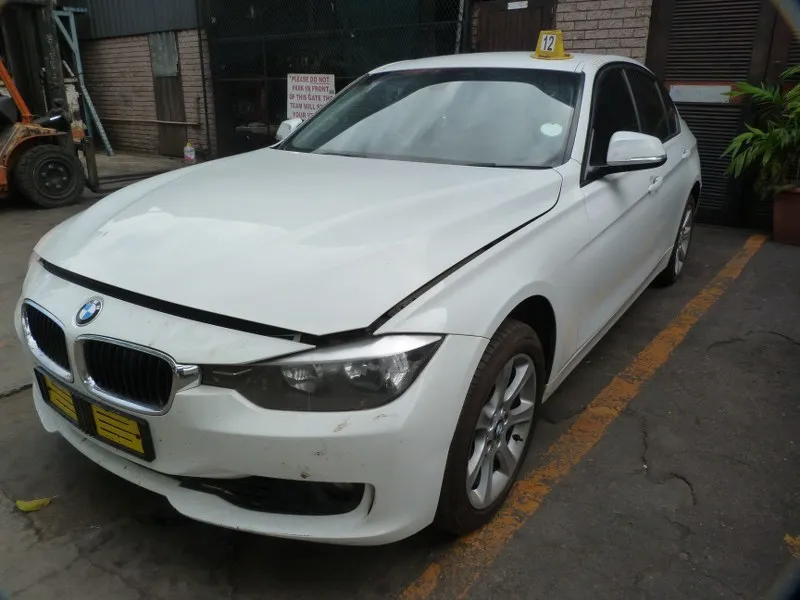 2013 BMW 3 Series thumbnail 3