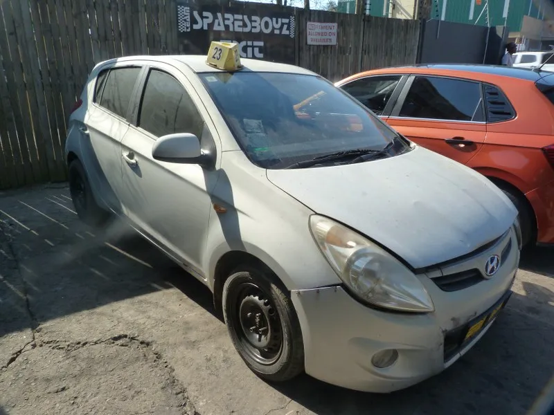 2012 Hyundai i20 G4FC view 4