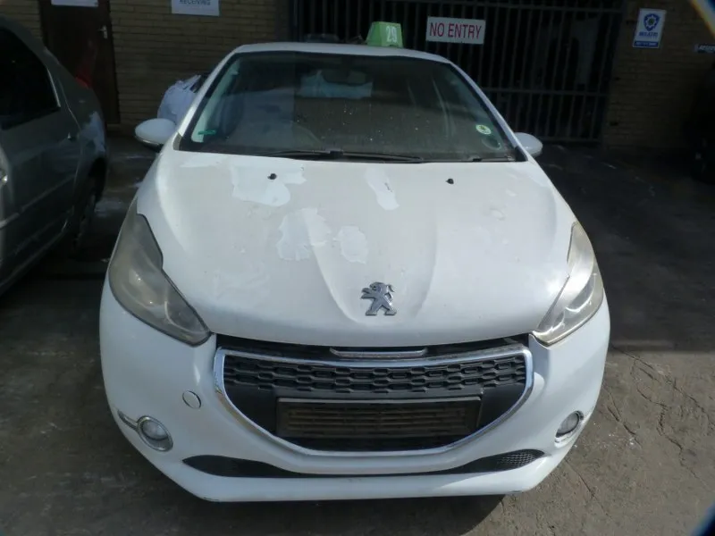 2013 Peugeot 208 10JB view 2