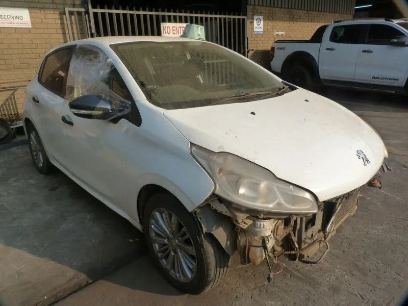 2013 Peugeot 208 10B view 3