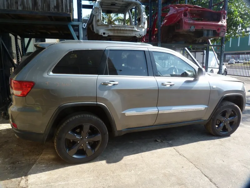 2012 Jeep Grand Cherokee 3.0 V6 view 11