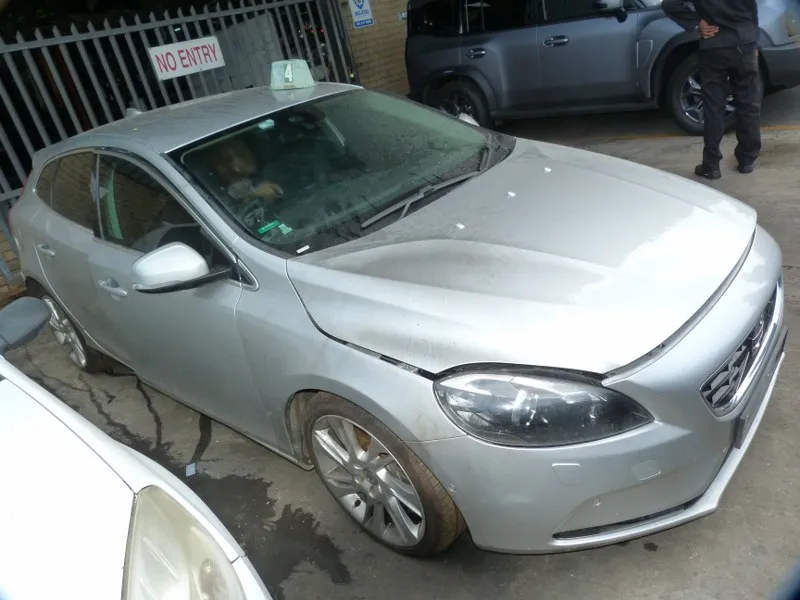 2014 Volvo V40 D5204T view 5
