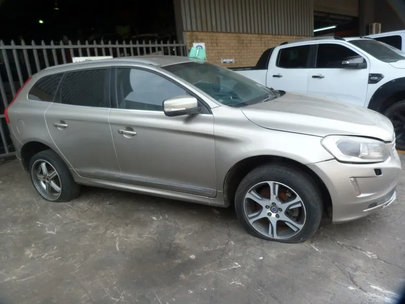 2015 Volvo XC60 view 5