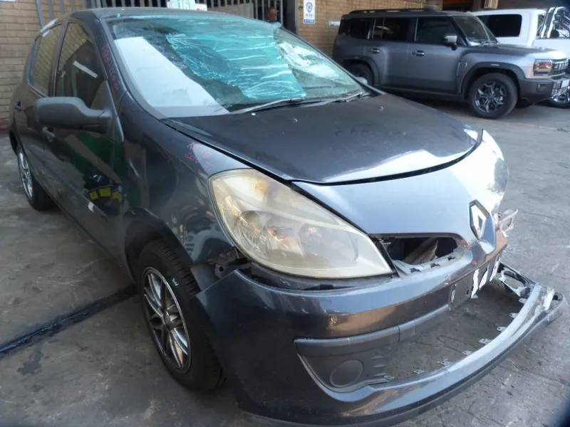 2006 Renault Clio K4J view 3