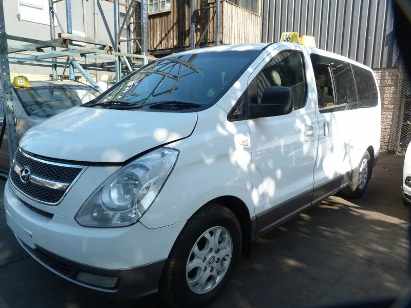 2013 Hyundai H-1 D4CB view 4