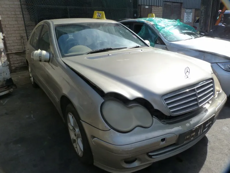 2006 Mercedes-Benz C-Class 271 view 4