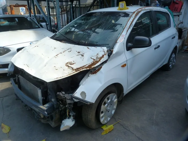 2015 Hyundai i20 G4LA view 4