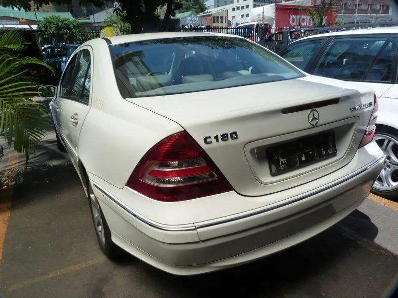 2005 Mercedes-Benz C-Class 271 view 6