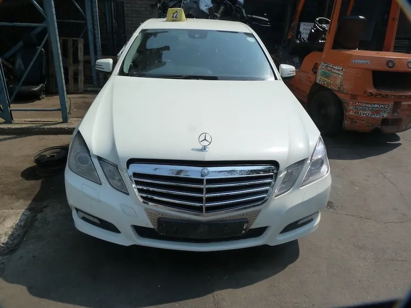 2010 Mercedes-Benz E-Class  view 3