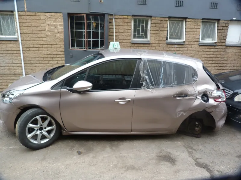 2013 Peugeot 208 10B2 view 5