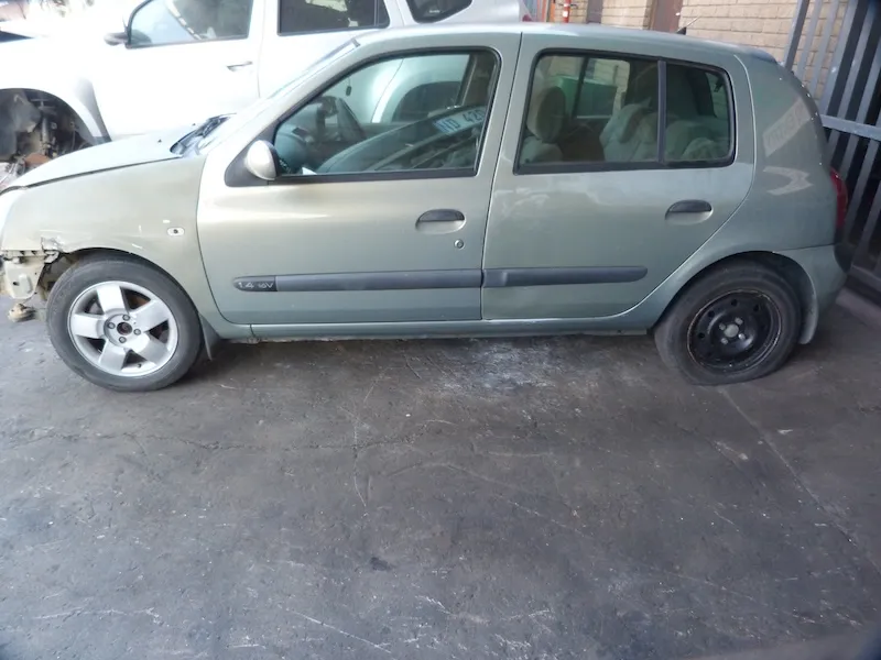 2005 Renault Clio  view 5
