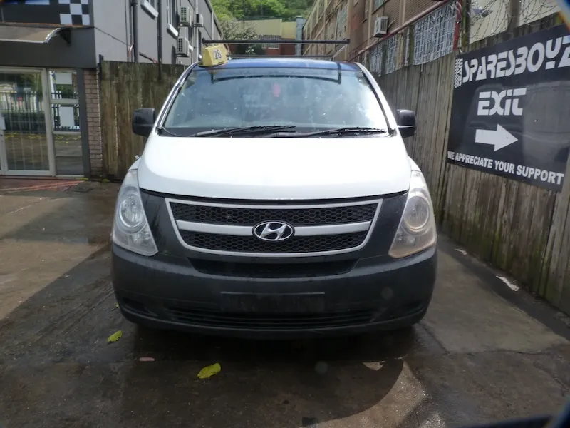 2015 Hyundai H-1 D4CB view 3