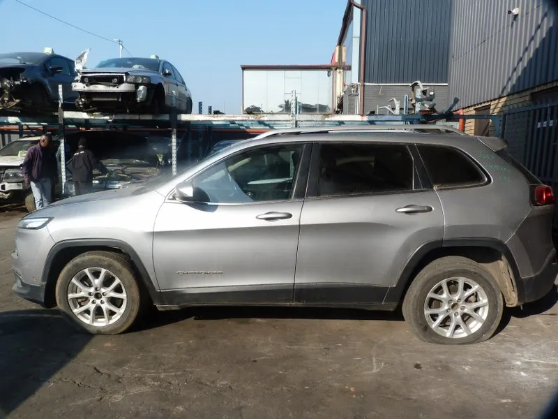 2014 Jeep Cherokee  view 5