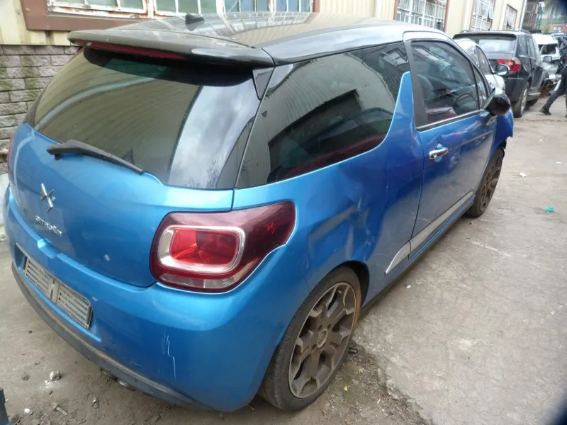 2015 Citroën DS3 10FJ view 5