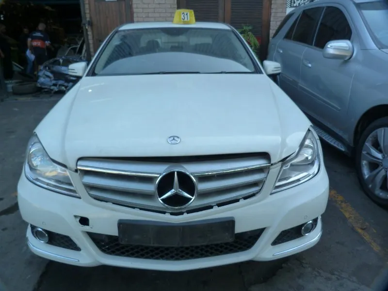2011 Mercedes-Benz C-Class 271 view 2