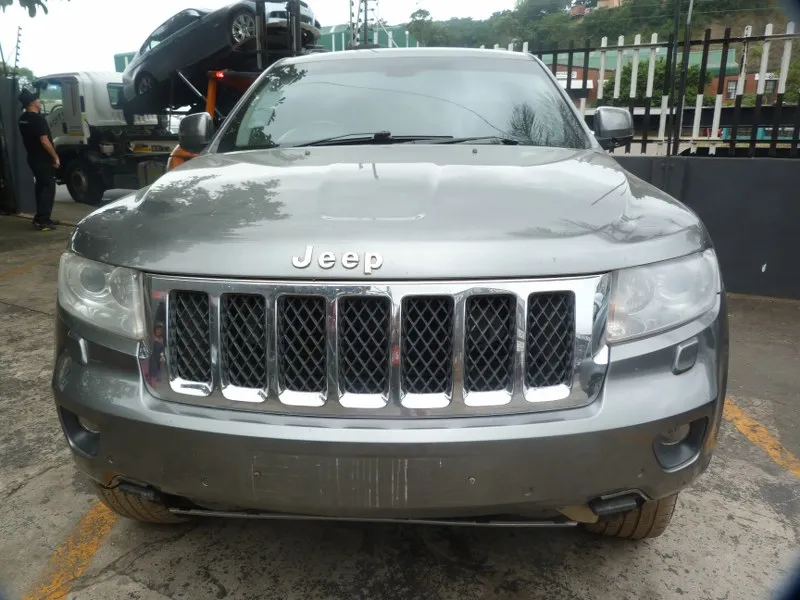2012 Jeep Grand Cherokee 3.0 V6 view 2