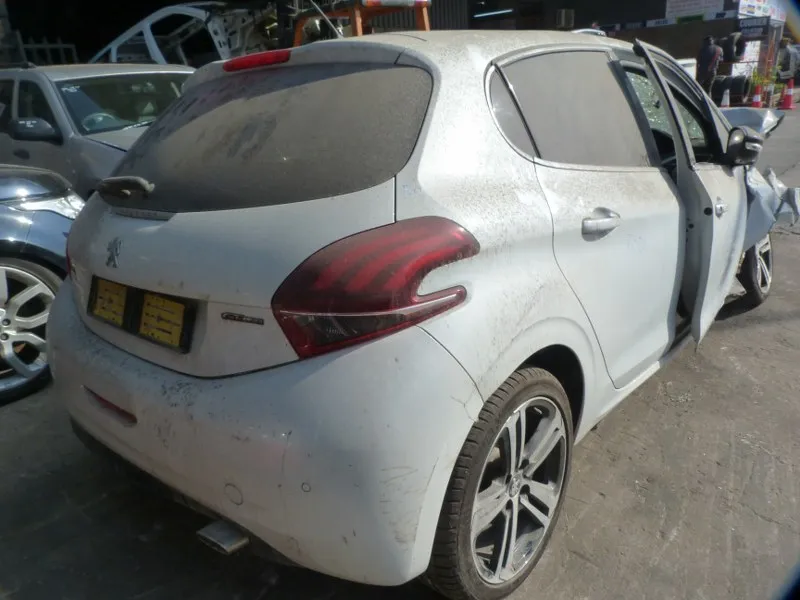 2016 Peugeot 208 view 5