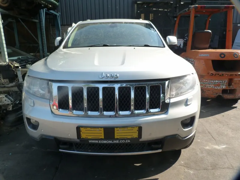 2011 Jeep Grand Cherokee HEMI view 2