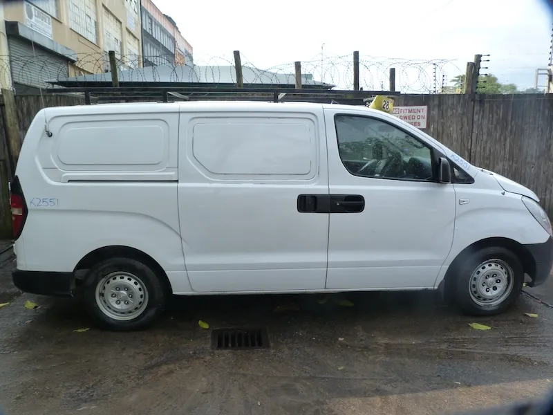 2015 Hyundai H-1 D4CB view 5