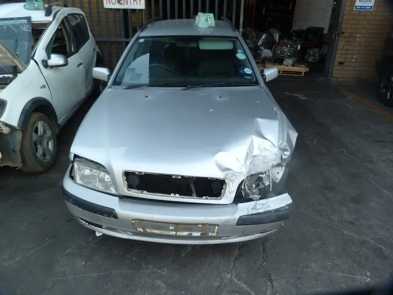 2001 Volvo V40 B4204S view 3