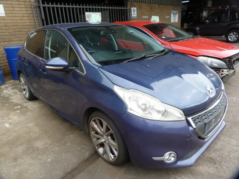 2012 Peugeot 208 10FH view 3