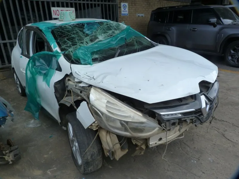 2015 Renault Clio  view 3