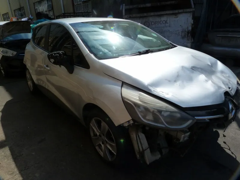 2015 Renault Clio  view 3