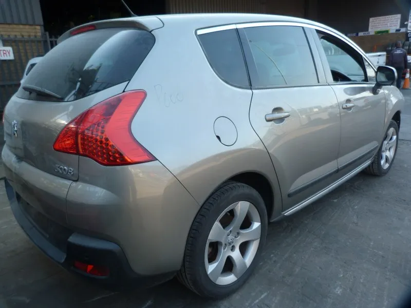 2011 Peugeot 3008 view 5