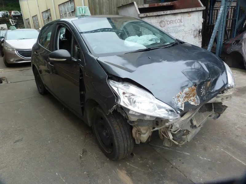 2016 Peugeot 208 10B2 view 4
