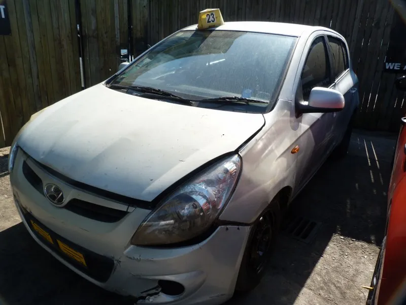 2012 Hyundai i20 G4FC view 3