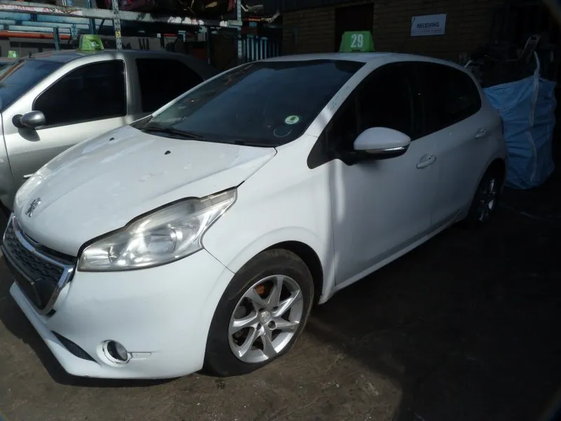 2013 Peugeot 208 10JB view 4