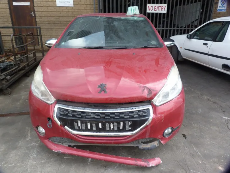2014 Peugeot 208 10FK view 2