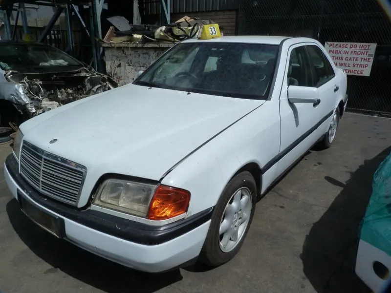 1995 Mercedes-Benz C-Class M111 view 3